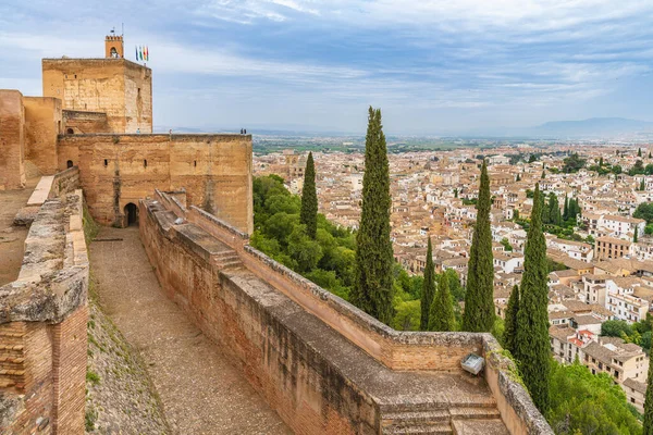 İspanya 'nın Endülüs şehri Granada' daki Alhambra manzarası.