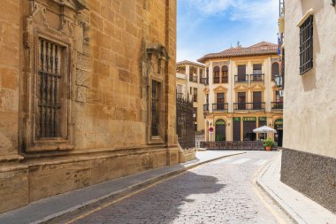 Guadix, Granada, İspanya, 19 Haziran 2021. Endülüs 'te Granada şehri Guadix' in sokağı, İspanya.