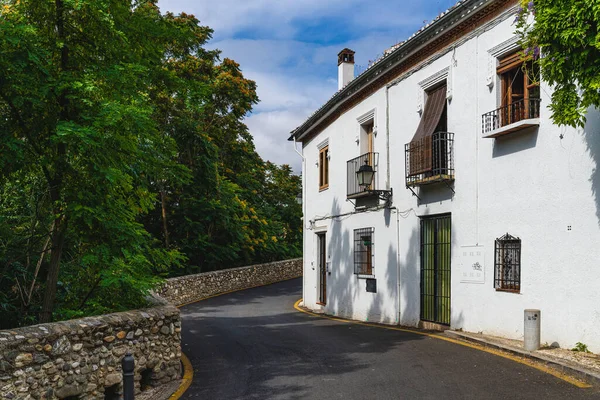 Granada, Spain, June 20, 2021. Street of the Sacromonte neighborhood in the city of Granada, Andalucia, Spain — Stockfoto