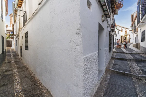 Granada, Spanien, 15. Juni 2021. Albaicin Nachbarschaft Straße in der Stadt Granada, Andalusien, Spanien — Stockfoto