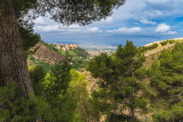 Granada, İspanya, 20 Haziran 2021. Endülüs 'ün Granada kentindeki Sacromonte mahallesinden Alhambra manzarası.