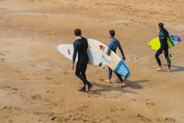Biarritz, Fransa, 18 Nisan 2022. Fransa 'nın Biarritz kentindeki Grande Plage' da genç sörfçüler