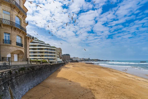 Biarritz, Fransa, 18 Nisan 2022. Biarritz, Fransa 'daki Büyük Plaj..