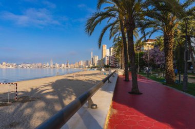 İspanya 'nın Alicante kentindeki Benidorm kentindeki Poniente plaj gezisi. Yüksek kalite fotoğraf