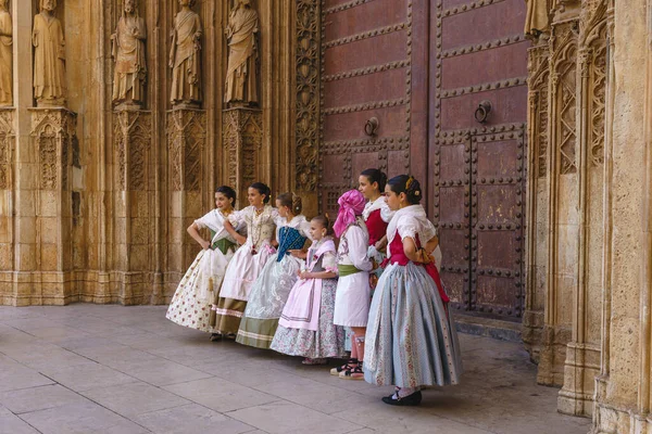 Молодые Люди Региональных Костюмах Перед Входом Собор Города Валенсии Испании — стоковое фото