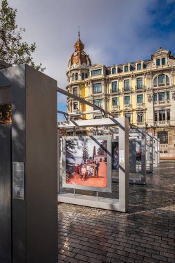 Oviedo, Uvieu, 3 Nisan 2022. Oviedo 'daki Porlier Meydanı' nda tarihi olan 50 fotoğraf sergisi. Yüksek kalite fotoğraf