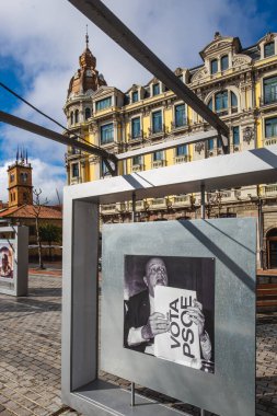 Oviedo, Uvieu, 3 Nisan 2022. Oviedo 'daki Porlier Meydanı' nda tarihi olan 50 fotoğraf sergisi. Yüksek kalite fotoğraf