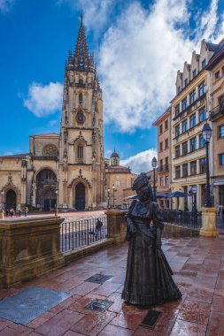 Oviedo, Uvieu, 3 Nisan 2022. Asturias, Oviedo 'daki Plaza de la Katedral' deki Naip Heykeli. Yüksek kalite fotoğraf