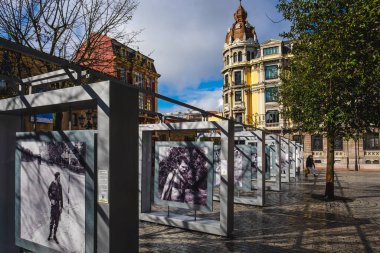 Oviedo, Uvieu, 3 Nisan 2022. Oviedo 'daki Porlier Meydanı' nda tarihi olan 50 fotoğraf sergisi. Yüksek kalite fotoğraf