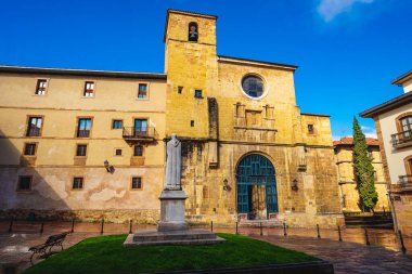 Oviedo, Uvieu, 3 Nisan 2022. İspanya 'nın Asturias kentindeki Oviedo şehrindeki Plaza de Feijoo' nun manzarası. Yüksek kalite fotoğraf