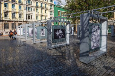 Oviedo, Uvieu, 3 Nisan 2022. Oviedo 'daki Porlier Meydanı' nda tarihi olan 50 fotoğraf sergisi. Yüksek kalite fotoğraf