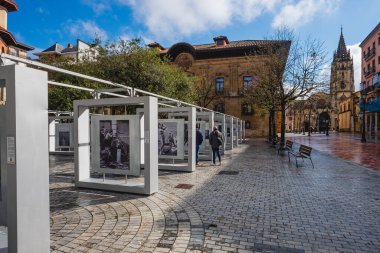 Oviedo, Uvieu, 3 Nisan 2022. Oviedo 'daki Porlier Meydanı' nda tarihi olan 50 fotoğraf sergisi. Yüksek kalite fotoğraf