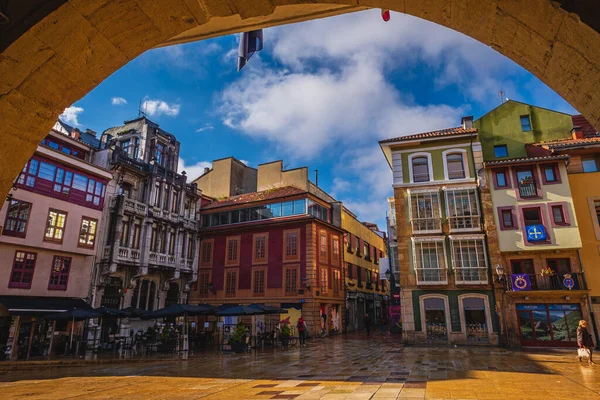 Oviedo, Uvieu, 3 Nisan 2022. İspanya 'nın Asturias kentindeki Oviedo şehrindeki belediye binasının manzarası. Yüksek kalite fotoğraf