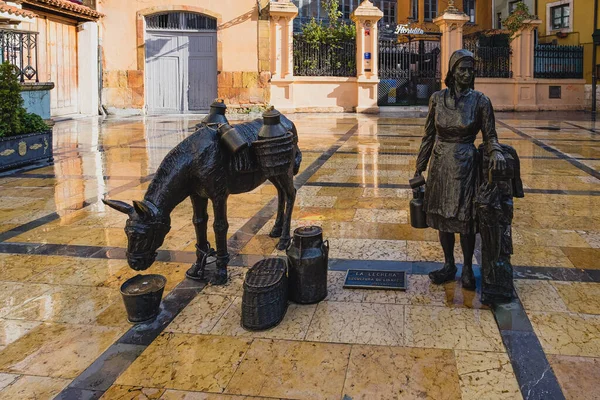 Oviedo, Uvieu, 3 Nisan 2022. Oviedo 'daki Trascorrales Meydanı' ndaki Sütçüler. Manuel Garcia Linares 'in işi. Yüksek kalite fotoğraf