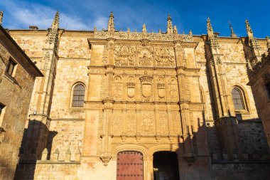 Salamanca Üniversitesi 'nin küçük okullarının avlusu ve İspanya' daki Fray Luis de Leon heykeli. Yüksek kalite fotoğraf