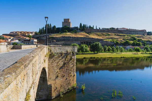 Nehir, köprü ve kalesiyle Ciudad Rodrigo 'nun manzarası. Salamanca, İspanya 'da. Yüksek kalite fotoğraf
