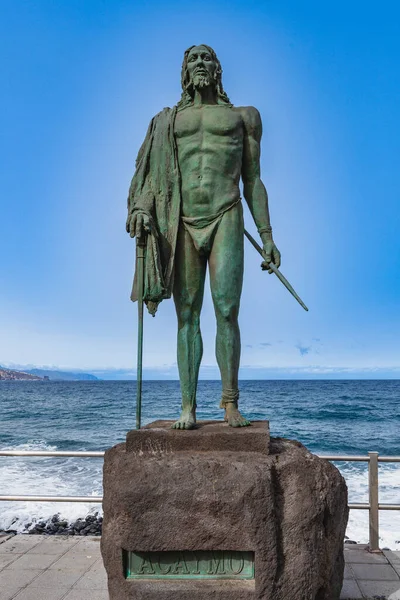 Candelaria, Tenerife, İspanya, 19 Haziran 2022 Candelaria, Tenerife, Kanarya Adaları 'nda Guanche Kralı Agaymo' nun heykeli. Yüksek kalite fotoğraf