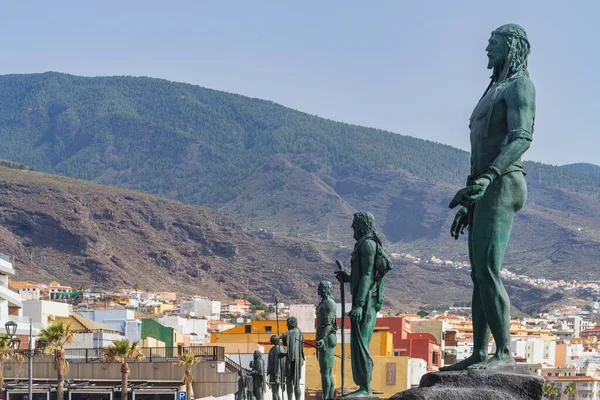 Tenerife, Kanarya Adaları 'ndaki Guanche tanrılarının heykelleriyle Candelaria şehri manzarası. Yüksek kalite fotoğraf