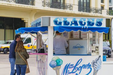 Biarritz, Fransa, 18 Nisan 2022. Fransa 'nın Biarritz kentindeki Grande Plage' de seyyar dondurma standı. Yüksek kalite fotoğraf