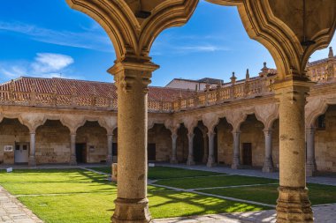 Salamanca, İspanya, 7 Haziran 2022. İspanya 'daki Salamanca Üniversitesi' nin küçük okullarının avlusunda. Yüksek kalite fotoğraf