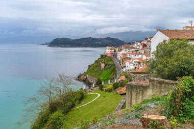 Lastres, Asturias, İspanya, 10 Nisan 2021. Asturias 'taki Lastres balıkçı köyünün manzarası. Yüksek kalite fotoğraf