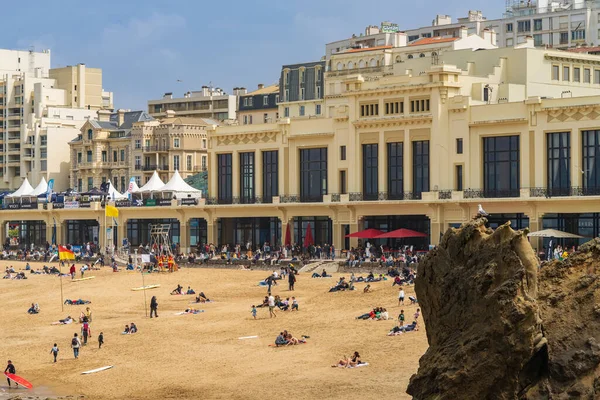 Biarritz, Fransa, 18 Nisan 2022. Fransız tatil beldesi Biarritz 'deki Grande Plage. Yüksek kalite fotoğraf