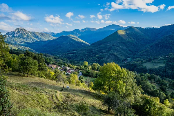 Teberga, Teverga 'daki Berruenu kasabası, Las Ubinas La Mesa Doğal Parkı. Biyosfer rezervi. Yüksek kalite fotoğraf