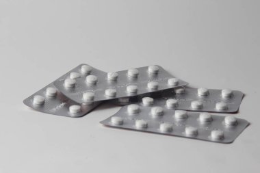 Haplar beyaz bir masaya konur..