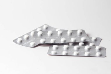 Haplar beyaz bir masaya konur..