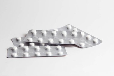 Haplar beyaz bir masaya konur..