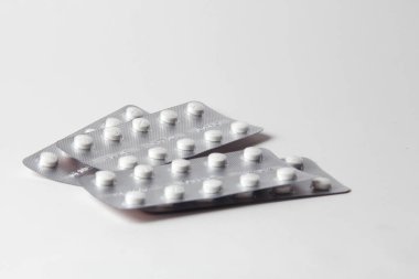 Haplar beyaz bir masaya konur..