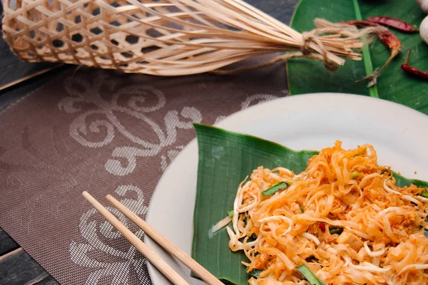 Comida Tailandesa Mais Popular Que Chamamos Pad Thai Servido Uma — Fotografia de Stock