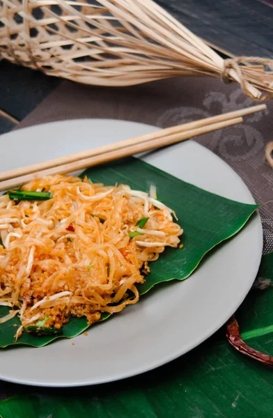 Najpopularniejsze Tajskie Jedzenie Nazywamy Pad Thai Serwowane Szarym Talerzu Liśćmi — Zdjęcie stockowe