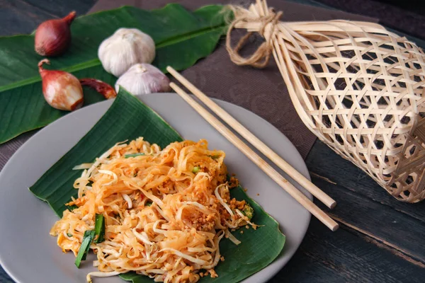 Comida Tailandesa Más Popular Que Llamamos Pad Thai Servido Plato — Foto de Stock