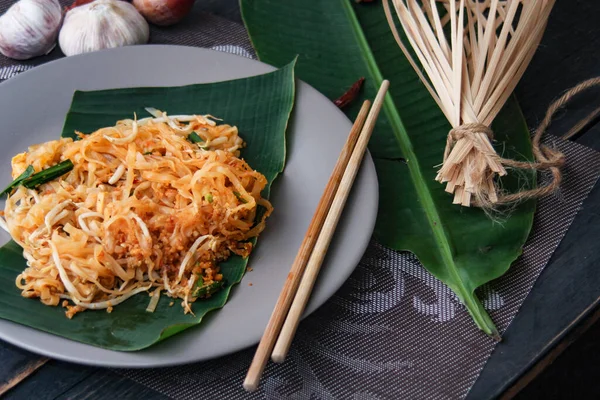 Pad Thai Dediğimiz Popüler Tayland Yemeği Siyah Ahşap Bir Masada — Stok fotoğraf