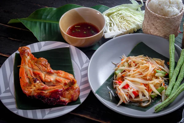 Тайские Блюда Таиланде Азии Салат Папайя Называем Сомтум Дополняются Жареным — стоковое фото
