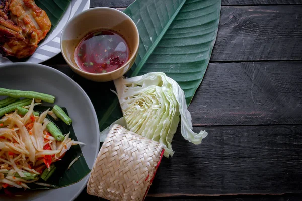 Тайские Блюда Таиланде Азии Салат Папайя Называем Сомтум Дополняются Жареным — стоковое фото