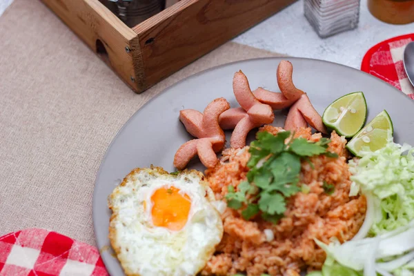 Arroz Frito Americano Servido Con Salchichas Pepinos Verduras Ralladas Plato —  Fotos de Stock