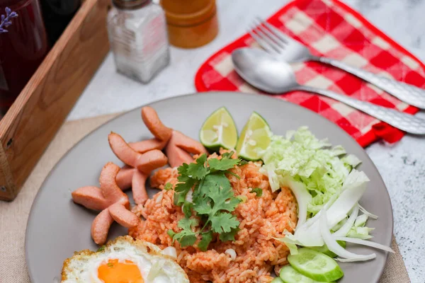 Arroz Frito Americano Servido Con Salchichas Pepinos Verduras Ralladas Plato —  Fotos de Stock