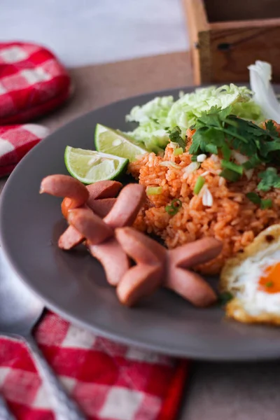 Arroz Frito Americano Servido Con Salchichas Pepinos Verduras Ralladas Plato —  Fotos de Stock