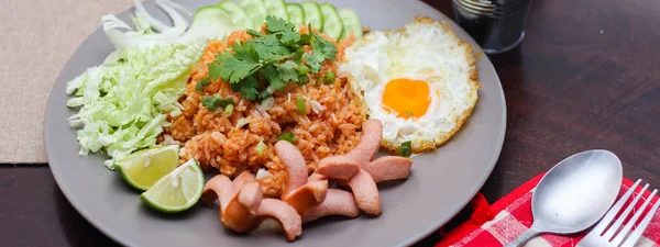 Arroz Frito Americano Servido Con Salchichas Fritas Pepino Verduras Picadas —  Fotos de Stock