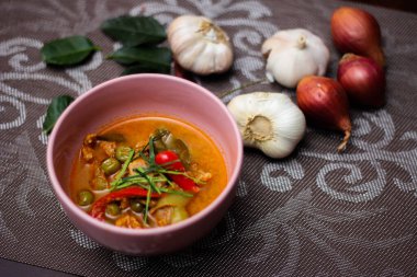 Domuz etli Panang Curry. Aileler arasında popüler olan ve Tayland halkının Tayland 'da sevdiği popüler bir sokak yemeği..