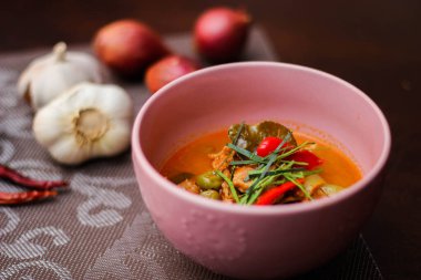 Domuz etli Panang Curry. Aileler arasında popüler olan ve Tayland halkının Tayland 'da sevdiği popüler bir sokak yemeği..