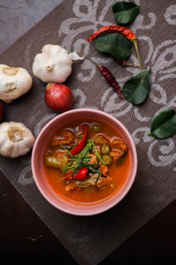 Domuz etli Panang Curry. Aileler arasında popüler olan ve Tayland halkının Tayland 'da sevdiği popüler bir sokak yemeği..