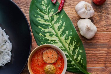 Tayland vermicelli 'si körili ya da fıstık soslu Tayland pilavlı erişte ile yenir. Taylandlıların yediği popüler bir sokak yiyeceğidir ve Tayland 'da yaygın olarak bulunur. Çok lezzetli..