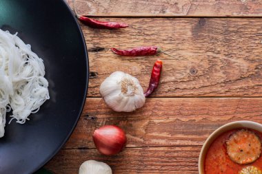 Tayland vermicelli 'si körili ya da fıstık soslu Tayland pilavlı erişte ile yenir. Taylandlıların yediği popüler bir sokak yiyeceğidir ve Tayland 'da yaygın olarak bulunur. Çok lezzetli..