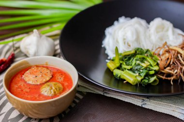 Tayland vermicelli 'si körili ya da fıstık soslu Tayland pilavlı erişte ile yenir. Taylandlıların yediği popüler bir sokak yiyeceğidir ve Tayland 'da yaygın olarak bulunur. Çok lezzetli..