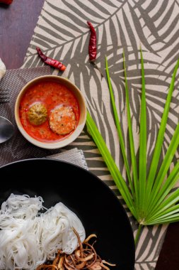 Tayland vermicelli 'si körili ya da fıstık soslu Tayland pilavlı erişte ile yenir. Taylandlıların yediği popüler bir sokak yiyeceğidir ve Tayland 'da yaygın olarak bulunur. Çok lezzetli..