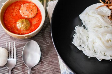 Tayland vermicelli 'si körili ya da fıstık soslu Tayland pilavlı erişte ile yenir. Taylandlıların yediği popüler bir sokak yiyeceğidir ve Tayland 'da yaygın olarak bulunur. Çok lezzetli..