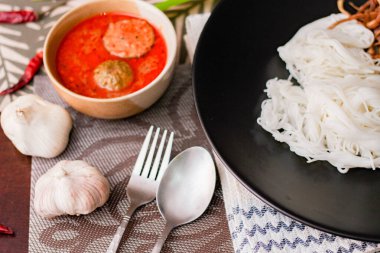 Tayland vermicelli 'si körili ya da fıstık soslu Tayland pilavlı erişte ile yenir. Taylandlıların yediği popüler bir sokak yiyeceğidir ve Tayland 'da yaygın olarak bulunur. Çok lezzetli..